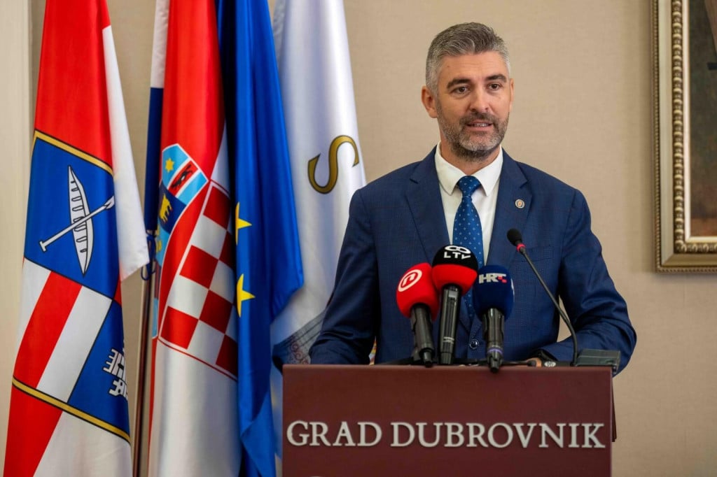 <p>Potpisani ugovori za rekonstrukciju Biskupskog dvora u dječji vrtić</p>