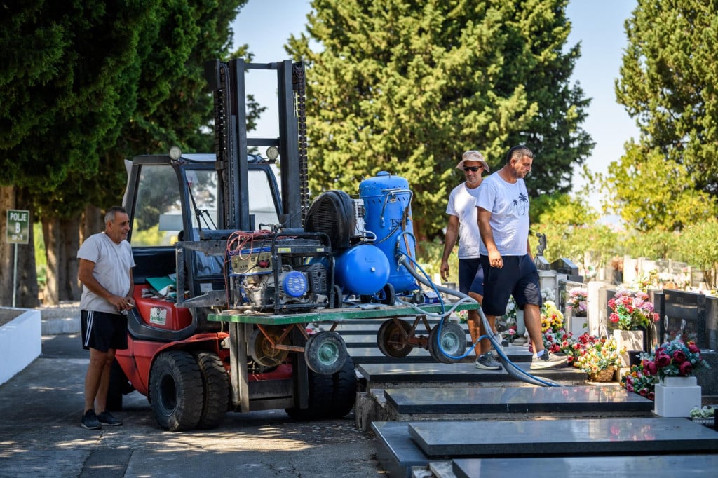 <p>SD<br>
Sibenik, 310726.<br>
Unatoc visokim ljetnim temperaturama radnici rade na gradskom groblju Kvanj.<br>