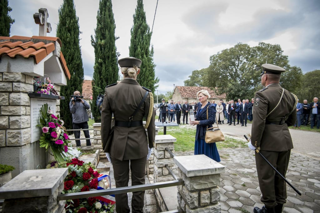 <p>Iznimka su obilježavanja godi&scaron;njice stradanja u Varivodama koje pohode predstavnici svih razina vlasti, odakle su snažne poruke poslali tada&scaron;nji predsjednik Josipović i premijer Plenković, navodi Documenta</p>