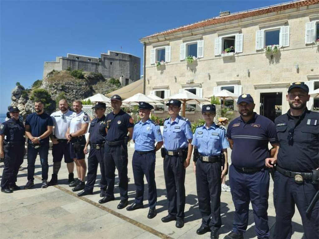<p>I ove godine strani policijski službenici u Dubrovniku brinu o sigurnosti građana i turista sa svojim hrvatskim kolegama</p>