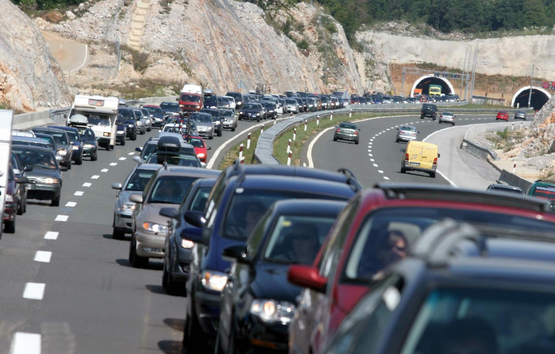 Kolaps na putu prema moru: Sve stoji kod Svetog Roka, vozači izlaze iz automobila