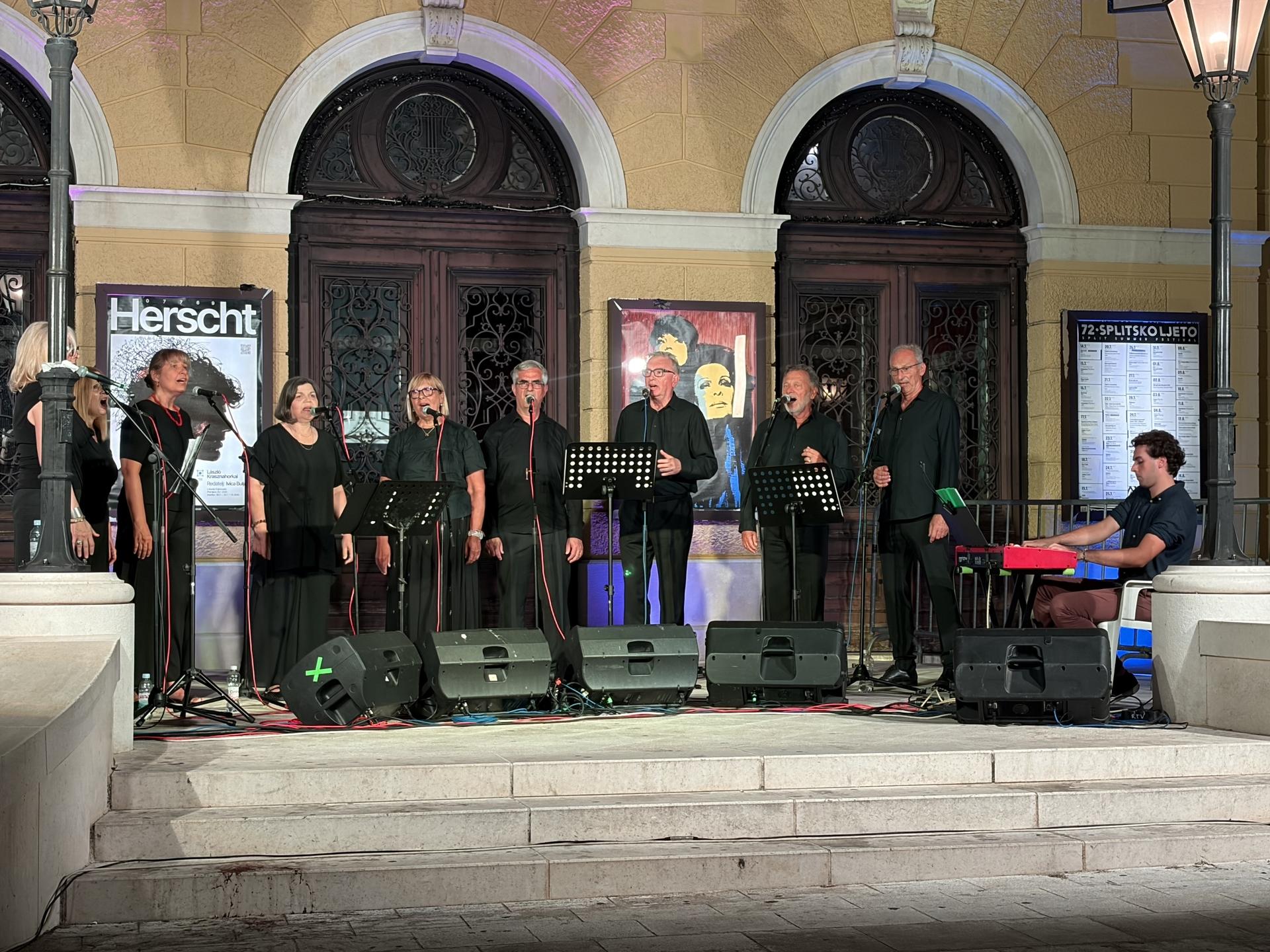 VIDEO ‘Pivaju domaće pisme, ka slavuji su‘: Terca razgalila pjesmom Splićane u vrućoj ljetnoj noći
