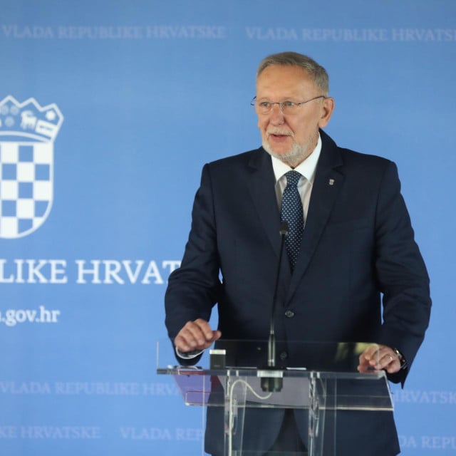 <p>Zagreb, 170626.<br>
NSK, Hrvatske bratske zajednice.<br>
Izjave nakon 177. Sjednice Vlade.<br>
Na fotografiji: Davor Bozinovic.<br>