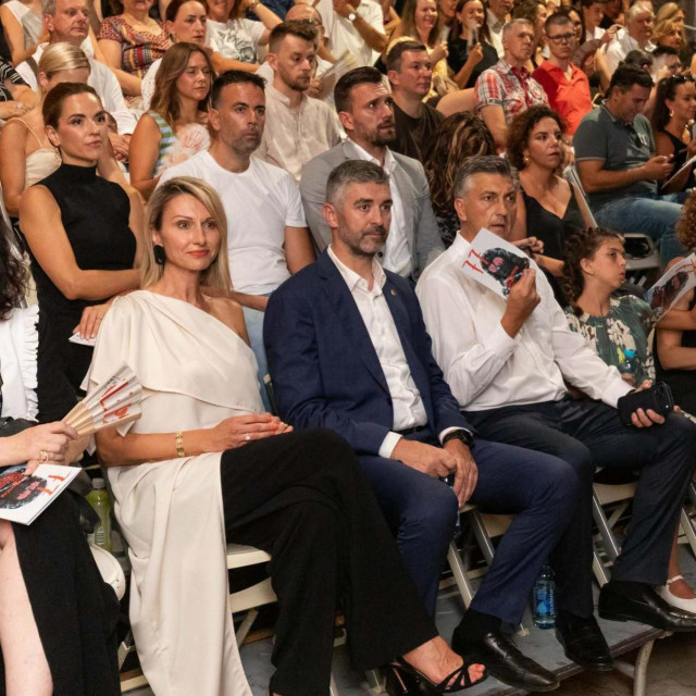 <p>Premijer u publici na Lovrjencu u pratnji ministrice kulture Nine Obuljen Koržinek i dubrovačkog gradonačelnika Mata Frankovića</p>