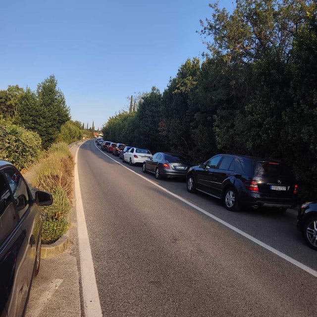 <p>Kilometarske kolone prema Crnog Gori se nastavljaju</p>