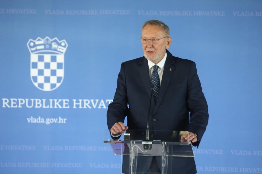 <p>Zagreb, 170626.<br>
NSK, Hrvatske bratske zajednice.<br>
Izjave nakon 177. Sjednice Vlade.<br>
Na fotografiji: Davor Bozinovic.<br>