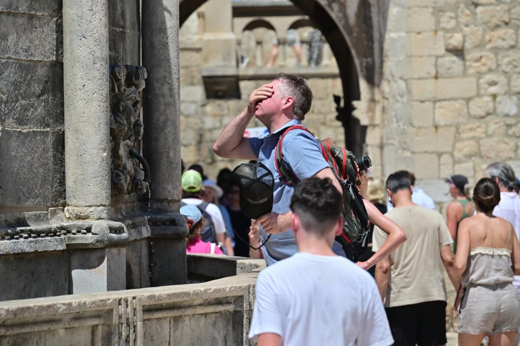 <p>Novi toplinski val pogodio je Dubrovnik i okolicu</p>
