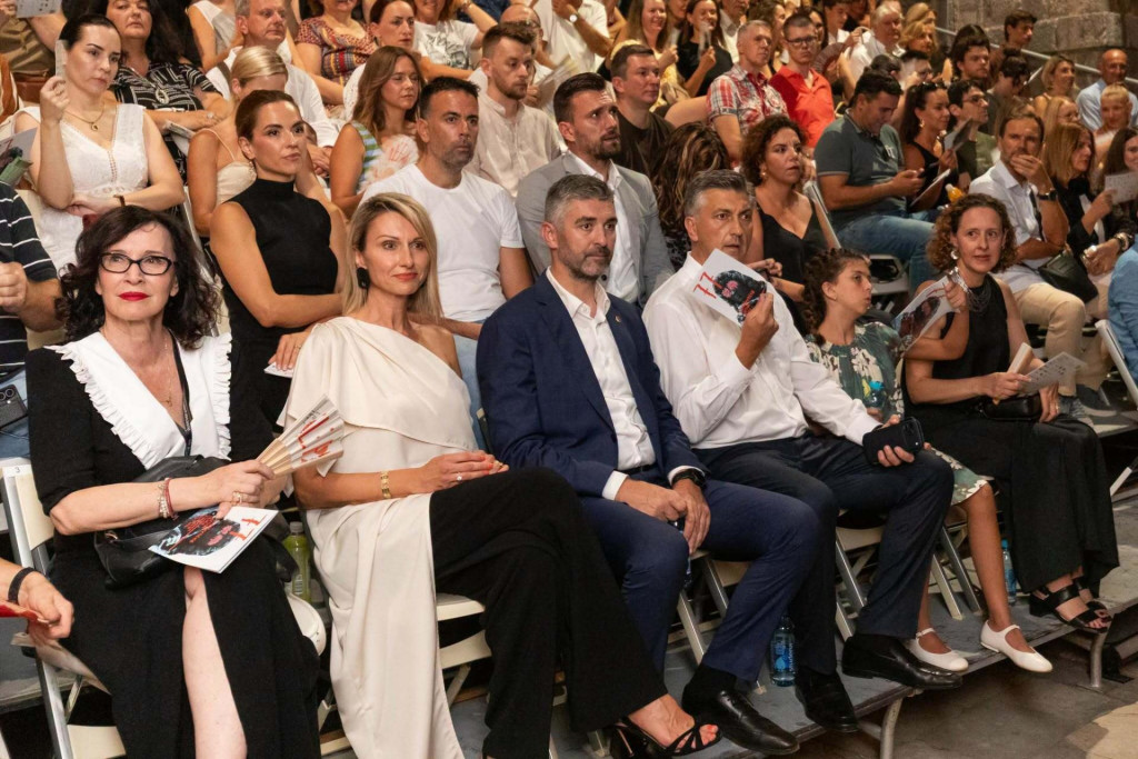 <p>Premijer u publici na Lovrjencu u pratnji ministrice kulture Nine Obuljen Koržinek i dubrovačkog gradonačelnika Mata Frankovića</p>