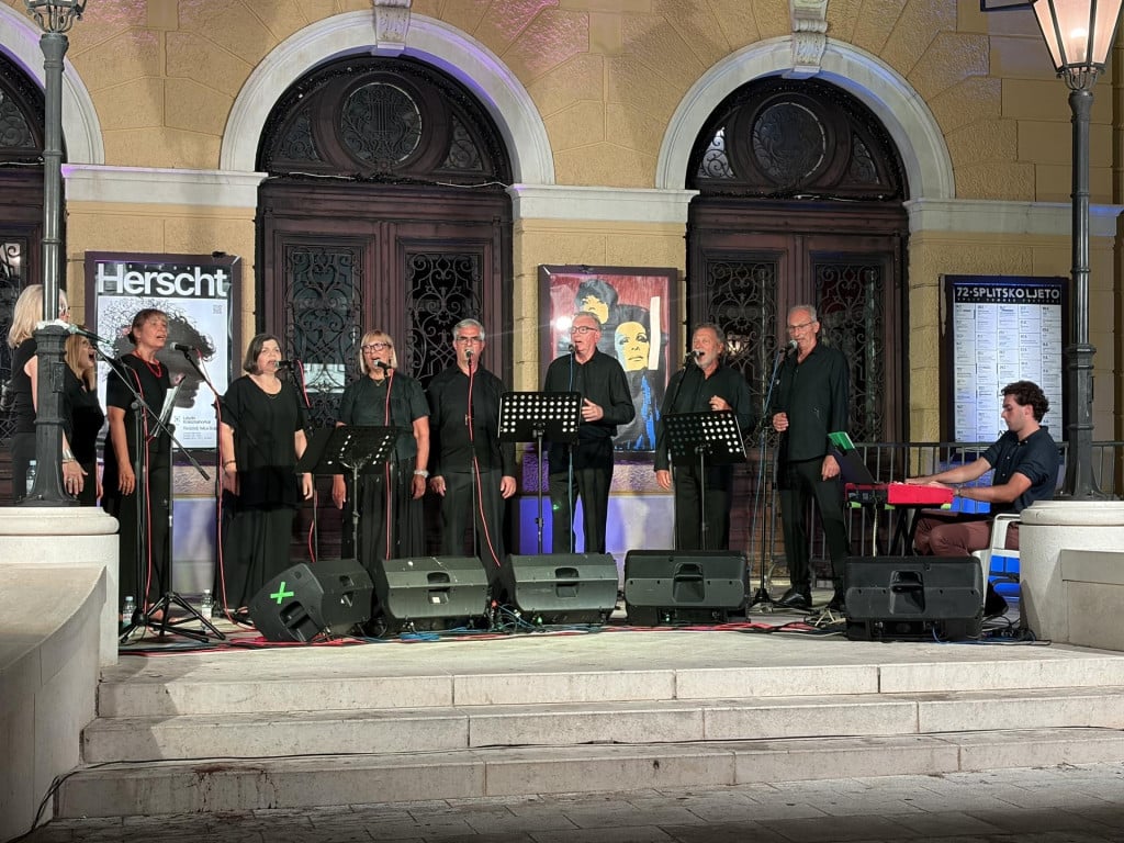 <p>Pod ravnanjem maestra Rajmira Kraljevića, a uz klavirsku pratnju Antonia Dragojevića, Terca je nastupila u sklopu Splitskih litnjih koluri 2026.</p>