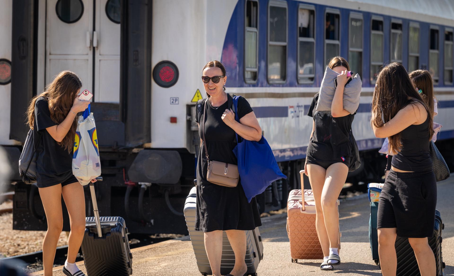 Grad vrije, a na splitskom kolodvoru tišina: ni brzi vlakovi ne stižu na vrijeme. Od Osijeka do Splita vozi se 15 sati!