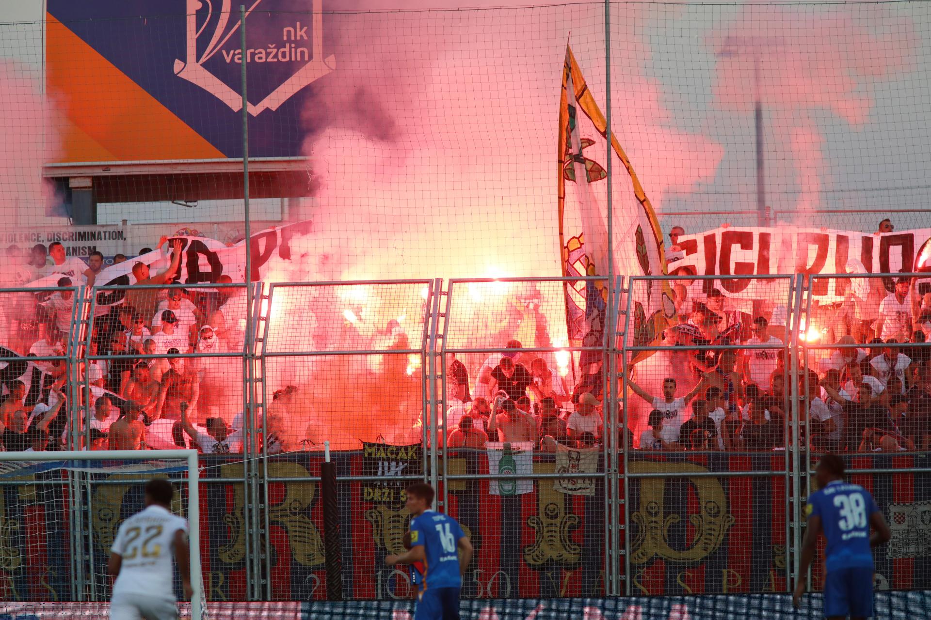 VIDEO Torcida vrijeđala Dalića pa nakon utakmice zapalila sjedalice na tribini