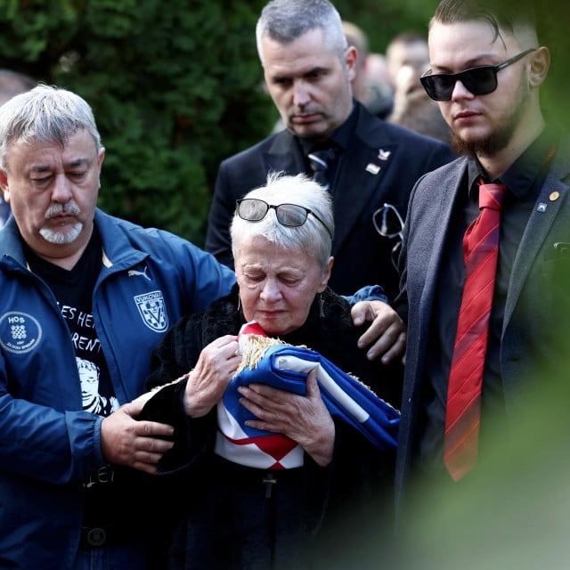 <p>Majka na sprovodu Jean-Michela Nicoliera, jednog od vukovarskih žrtvi</p>