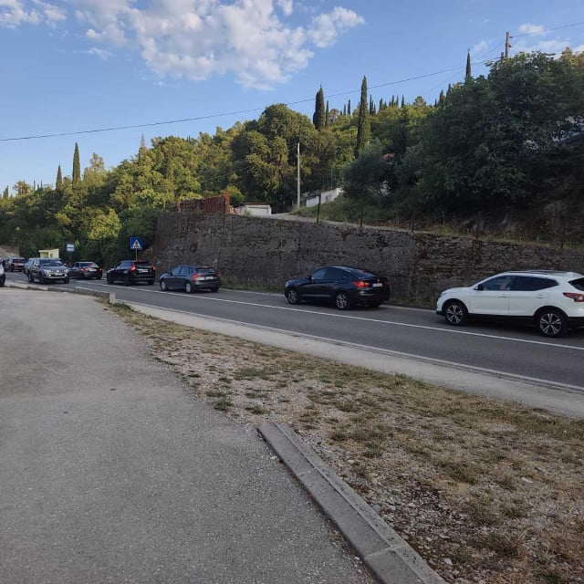 <p>Kilometarske kolone prema Crnog Gori se nastavljaju</p>