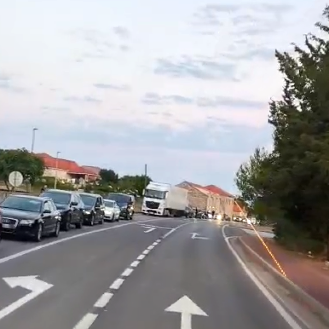 <p>Kilometarska kolona kroz Čilipe</p>