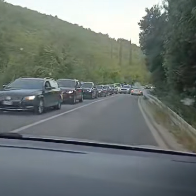 <p>Nepregledne kolone prema Karasovićima</p>