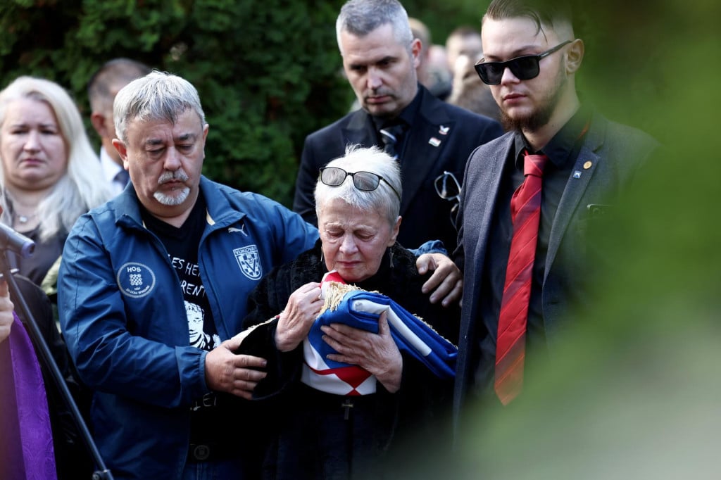 <p>Majka na sprovodu Jean-Michela Nicoliera, jednog od vukovarskih žrtvi</p>