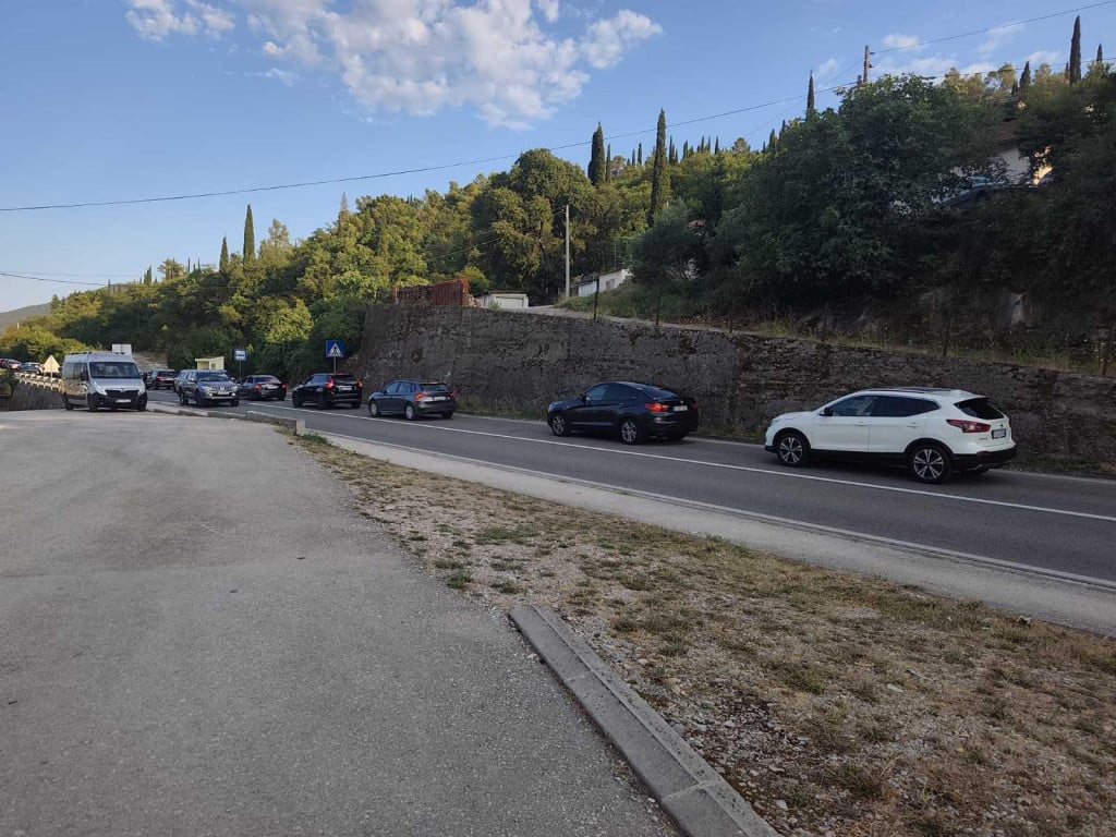 <p>Kilometarske kolone prema Crnog Gori se nastavljaju</p>