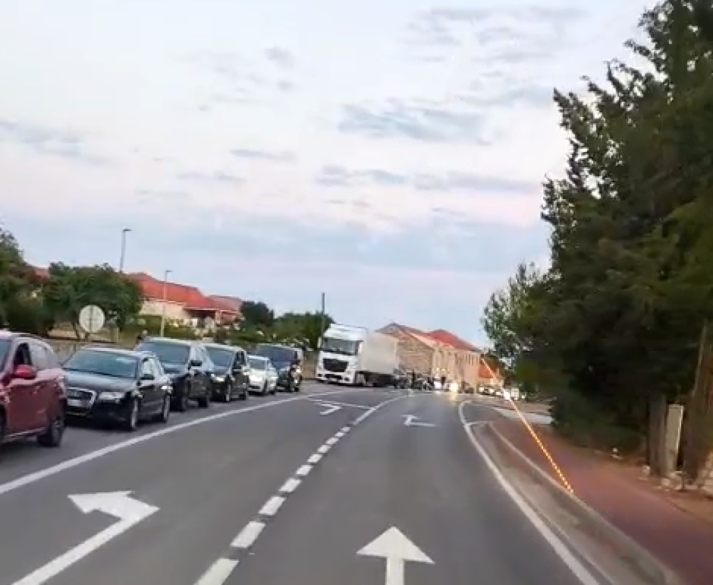 <p>Kilometarska kolona kroz Čilipe</p>