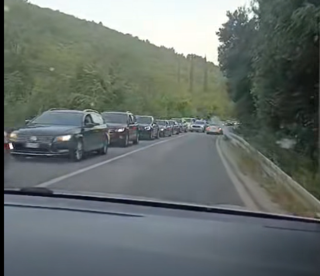 <p>Nepregledne kolone prema Karasovićima</p>
