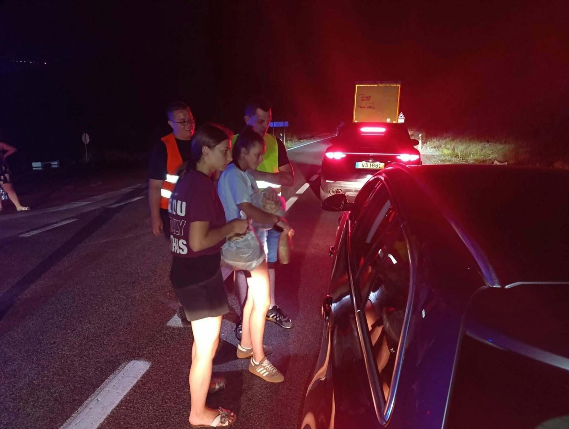 Kolone se ne smanjuju: na prelazak granice u Karasovićima čeka se od skretanja za Radovčiće, ništa bolje nije ni u Vitaljini. Mladi Konavljani podijelili 1000 sendviča