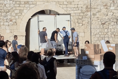Bizarne scene usred Dubrovnika; kamion zaglavio kroz vrata od Grada, pogledajte što rade njih četvorica, ljudi u čudu...