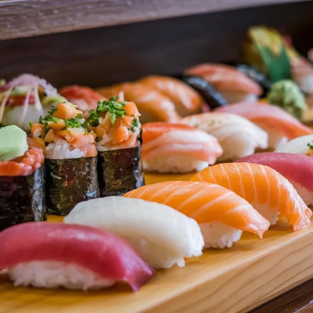 <p>U japanskim restoranima ne služe se tripice, pa&scaron;ta fažol, manistra usuvo, gula&scaron;i i paprika&scaron;i, nego nigiri, hosomaki, uramaki, gunkan, omakase, teriyaki...</p>