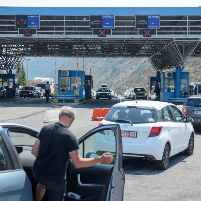 <p>Gužve na granicnom prijelazu Karasovići</p>