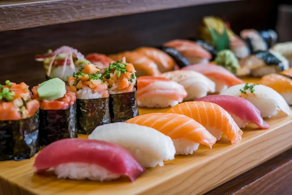 <p>U japanskim restoranima ne služe se tripice, pa&scaron;ta fažol, manistra usuvo, gula&scaron;i i paprika&scaron;i, nego nigiri, hosomaki, uramaki, gunkan, omakase, teriyaki...</p>