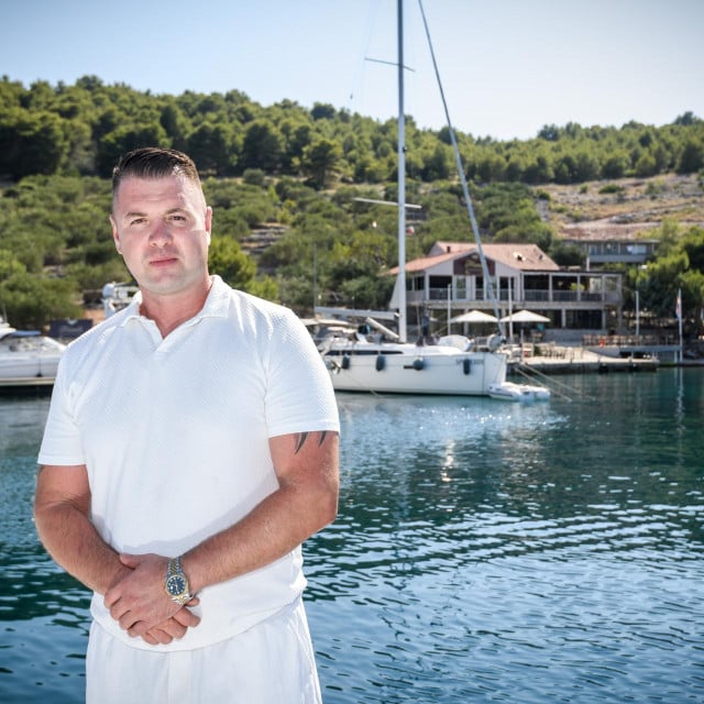 <p>Toni Ivani&scaron;ević (39) poznati je dobrotvor te vlasnik najveće dalmatinske konobe &lsquo;Rudine&lsquo; u Ka&scaron;telima. U&nbsp;partnerstvu s&nbsp;kolegom iz Sarajeva&nbsp;ove sezone vodi i objekt &lsquo;Friends&lsquo; u mjestu Žut na Kornatima</p>