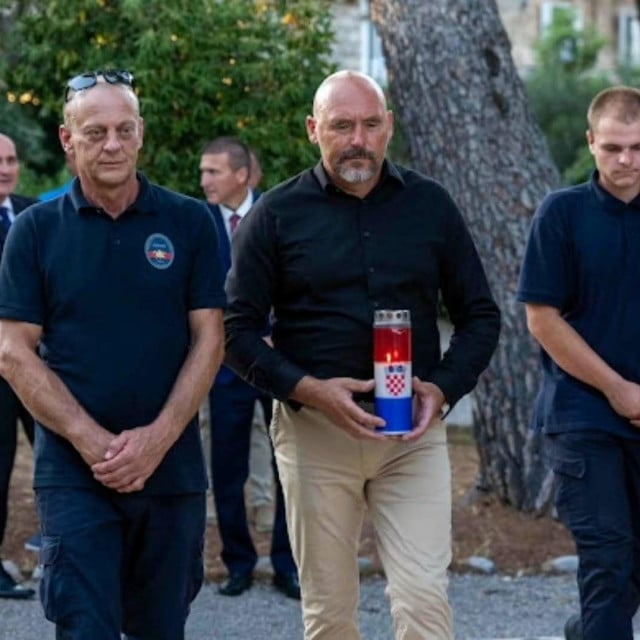 <p>Položeni vijenci i svijeće za poginule branitelje i civile u Zatonu</p>