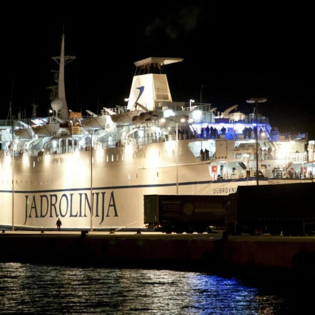 <p>Biv&scaron;i Jadrolinijih trajekt Dubrovnik u jednoj od domaćih luka</p>