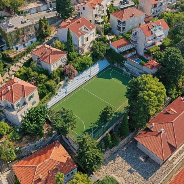 <p>zavr&scaron;eni su radovi sanacije sportskog terena iznad Gimnazije Dubrovnik</p>
