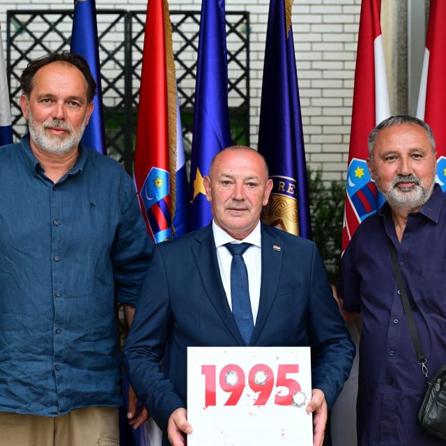 <p>Knin, 040826.<br>
Studentski dom Fra Lujo Marun.<br>
Promocija trece knjige iz trilogije Domovinski rat, monografije 1995, u sklopu obiljezavanja Dana pobjede i domovinske zahvalnosti te Dana hrvatskih branitelja. Knjigu su predstavili potpredsjednik Vlade i ministar hrvatskih branitelja Tomo Medved, te hrvatski ratni reporteri i koautori Matko Biljak i Zoran Filipovic.<br>
Na fotografiji: Matko Biljak, ministar Tomo Medved i Zoran Filipović<br>