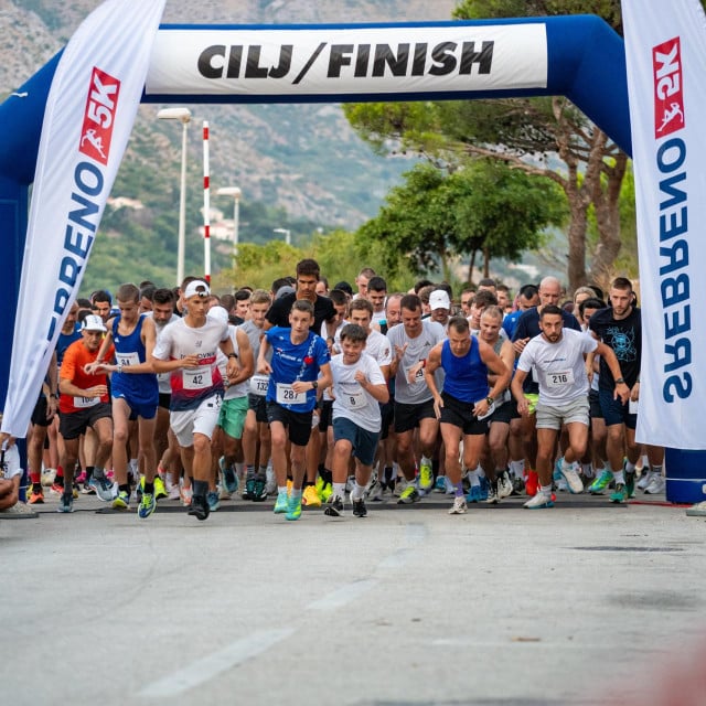 <p>Srebreno, 040826.<br>
Premijerno izdanje utrke SREBRENO 5K. Najmladjii sudionici trce 1,5 kilometara, dok je glavna utrka na pet kilometara. Cilj je promicanje zdravog nacina zivota, rekreacije i zajednistva te dodatna afirmacija Zupe dubrovacke kao destinacije aktivnog odmora i sportskog turizma.<br>