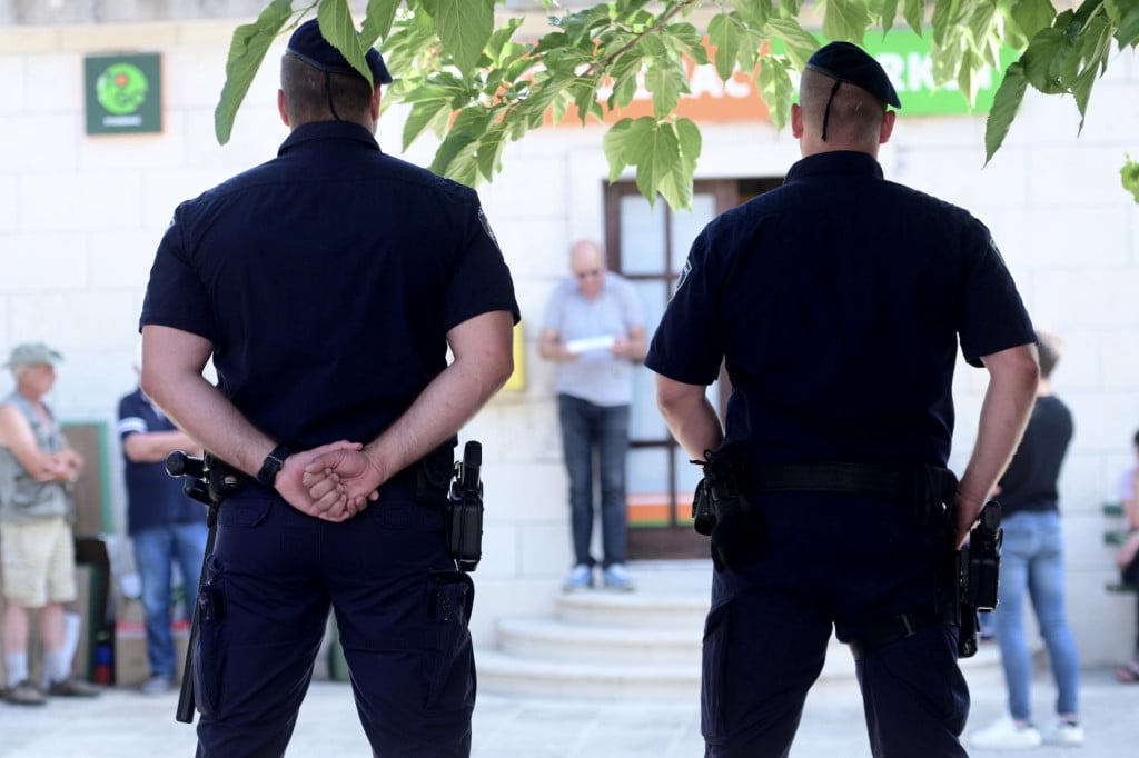 <p>Ilustracija: policija na Braču<br>
&nbsp;</p>