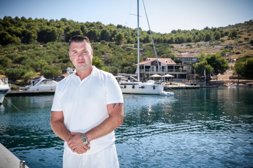 <p>Toni Ivani&scaron;ević (39) poznati je dobrotvor te vlasnik najveće dalmatinske konobe &lsquo;Rudine&lsquo; u Ka&scaron;telima. U&nbsp;partnerstvu s&nbsp;kolegom iz Sarajeva&nbsp;ove sezone vodi i objekt &lsquo;Friends&lsquo; u mjestu Žut na Kornatima</p>