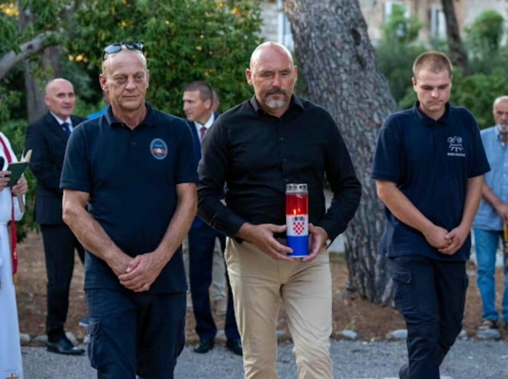 <p>Položeni vijenci i svijeće za poginule branitelje i civile u Zatonu</p>