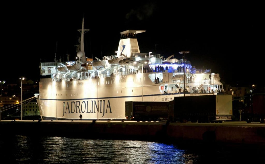 <p>Biv&scaron;i Jadrolinijih trajekt Dubrovnik u jednoj od domaćih luka</p>