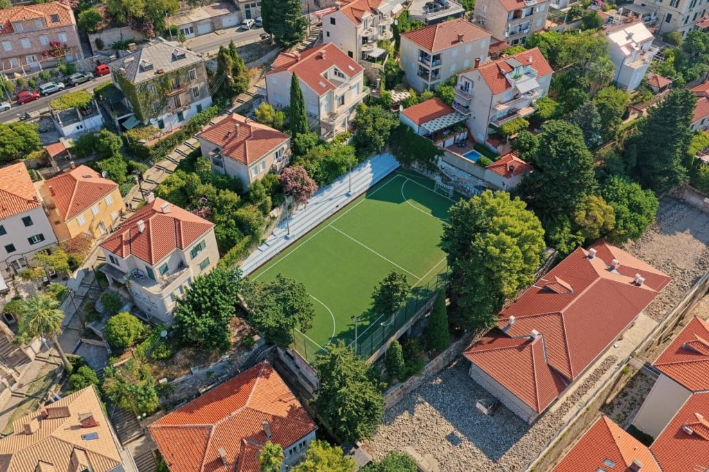<p>zavr&scaron;eni su radovi sanacije sportskog terena iznad Gimnazije Dubrovnik</p>