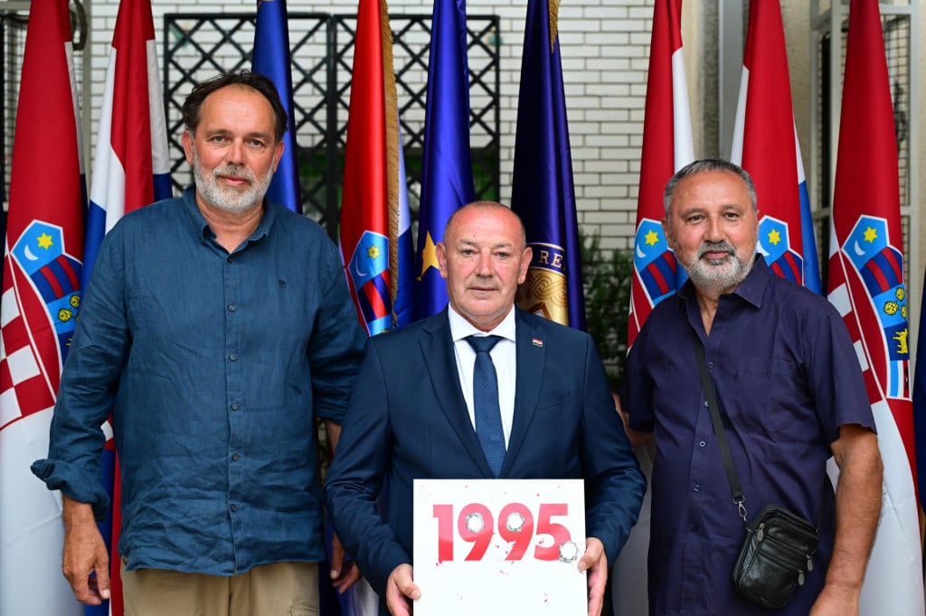 <p>Knin, 040826.<br>
Studentski dom Fra Lujo Marun.<br>
Promocija trece knjige iz trilogije Domovinski rat, monografije 1995, u sklopu obiljezavanja Dana pobjede i domovinske zahvalnosti te Dana hrvatskih branitelja. Knjigu su predstavili potpredsjednik Vlade i ministar hrvatskih branitelja Tomo Medved, te hrvatski ratni reporteri i koautori Matko Biljak i Zoran Filipovic.<br>
Na fotografiji: Matko Biljak, ministar Tomo Medved i Zoran Filipovic.<br>