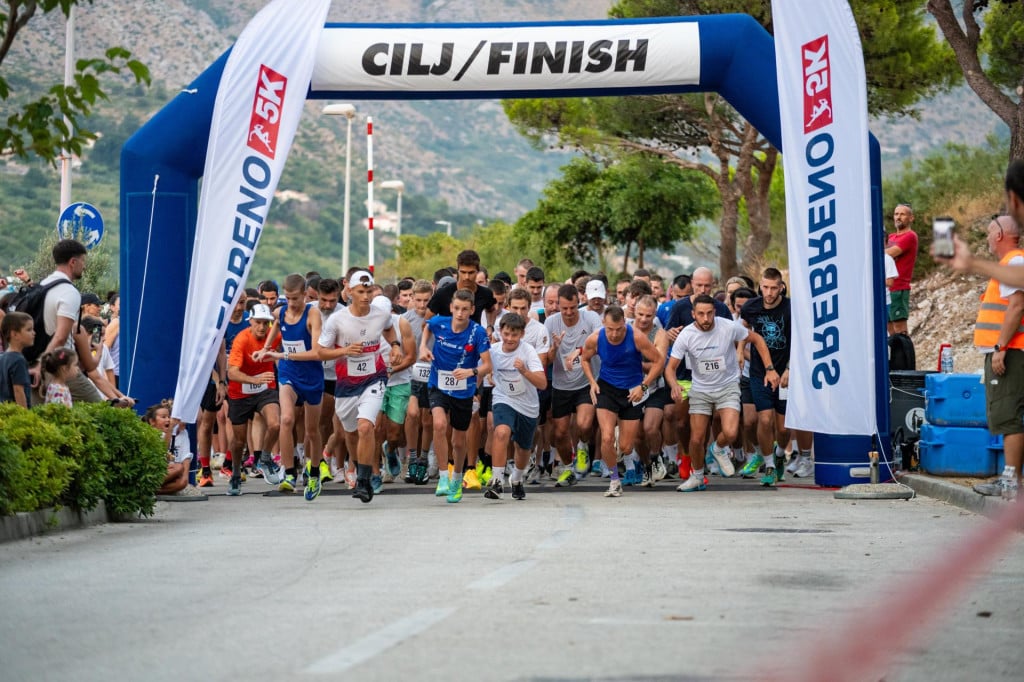 <p>Srebreno, 040826.<br>
Premijerno izdanje utrke SREBRENO 5K. Najmladjii sudionici trce 1,5 kilometara, dok je glavna utrka na pet kilometara. Cilj je promicanje zdravog nacina zivota, rekreacije i zajednistva te dodatna afirmacija Zupe dubrovacke kao destinacije aktivnog odmora i sportskog turizma.<br>