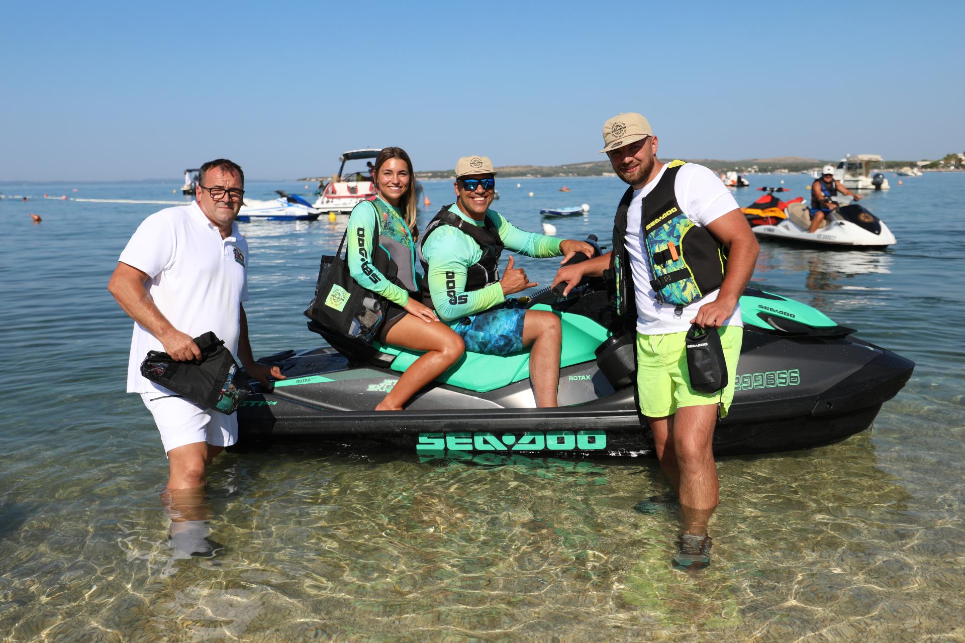 Amerikanac hrvatskog porijekla, vojni specijalac, pilot Blackhawka, ambasador jet ski utrka i paraplegičar