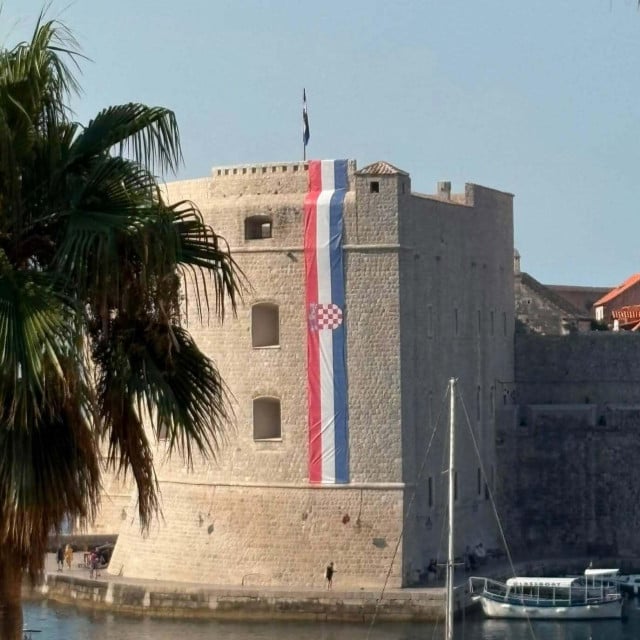 <p>Pripadnici hgss dubrovnik na sv. ivana izvjesili su veliku hrvatsku zastavu</p>