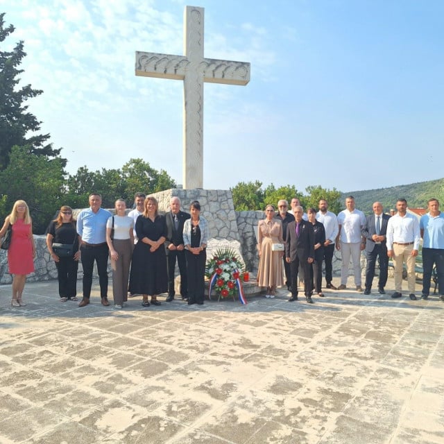 <p>Vijenci i svijeće na Spomen-području u Mandaljeni.</p>