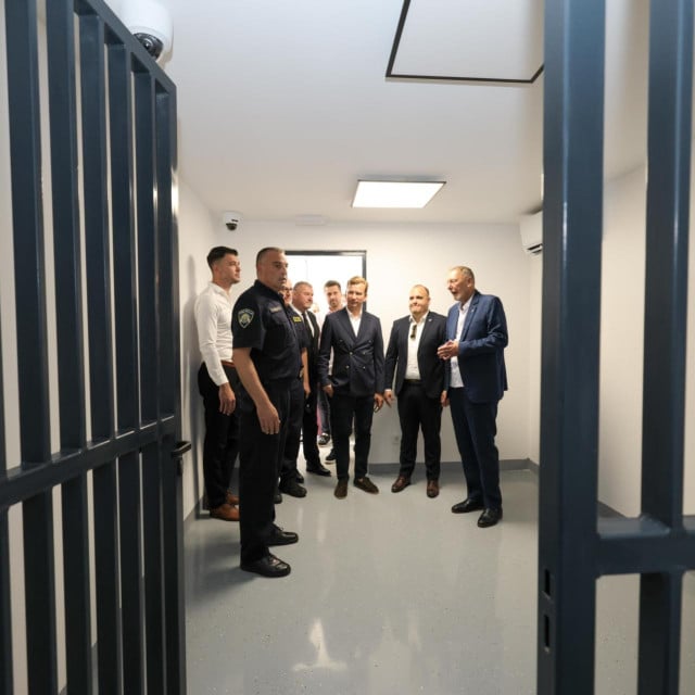 <p>Ministar unutarnjih poslova Davor Božinović obi&scaron;ao je novouređeni policijski ured u Preku</p>