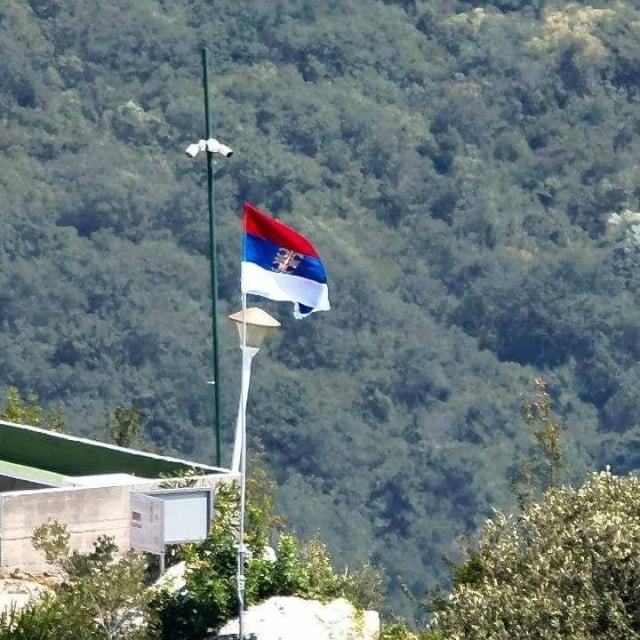 <p>Na crkvi sv. Ilije iznad Vitaljine, koja se nalazi na području Republike Crne Gore, izvje&scaron;ena je srpska zastava</p>