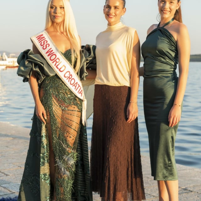 <p>Miss Hrvatske Ema Helena Vičar s misicama &Scaron;ibensko-kninske županije Anteom Krnić i Emom Ninić</p>