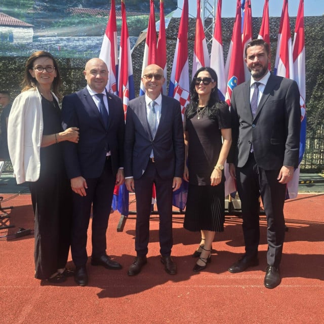 <p>Pezo sa suradnicima u Kninu na 31. obljetnici VRO Oluja i proslavi Dana pobjede i domovinske zahvalnosti i Dana hrvatskih branitelja</p>