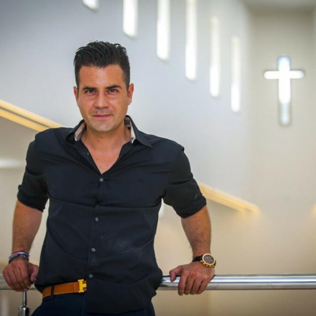 <p>Arhitekt Ante Vrban u crkvi Gospe Velikog Hrvatskog Krsnog Zavjeta koju je projektirao</p>
