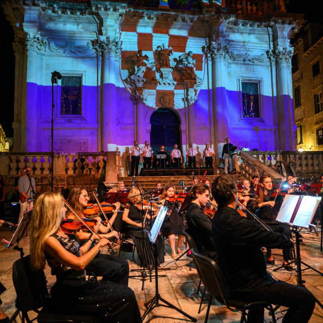 <p>Dubrovnik, 050826. Koncert Dubrovackog simfonijskog orkestra pod ravnanjem maestra Ivana Huta i klape Ragusa povodom proslave Dana pobjede i domovinske zahvalnosti, Dana hrvatskih branitelja i 31. obljetnice VRO Oluja.